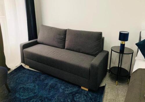 ein Sofa im Wohnzimmer in der Unterkunft Stylish Loft, 3 min to U4 Margaretengürtel in Wien