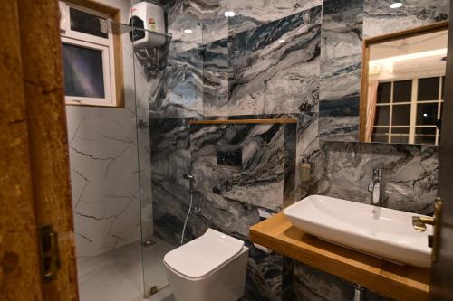 een badkamer met een wastafel en een toilet bij Boheme in Morjim