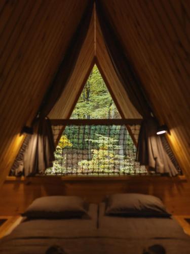 a window in a room with a bed in a room at Kabinka Mátra lila in Matrakeresztes