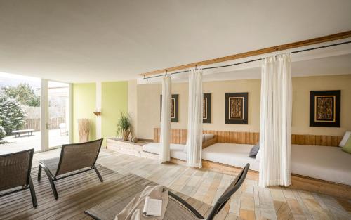 sala de estar amplia con cama y sofá en Falkensteiner Hotel & Spa Sonnenparadies, en Terento