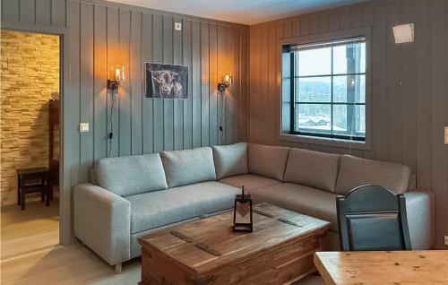 Oleskelutila majoituspaikassa Stunning Apartment In Noresund With Kitchen