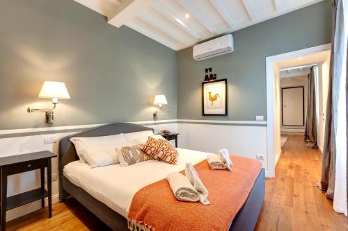 1 dormitorio con 1 cama con 2 toallas en Mamo Florence - La Badessa Apartment, en Florencia