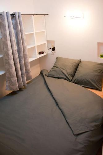 - un lit avec rideau dans l'établissement Le Terre et Mer, à La Ciotat