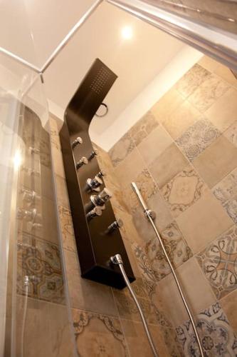 une douche dans une salle de bain avec une porte vitrée dans l'établissement Le Terre et Mer, à La Ciotat