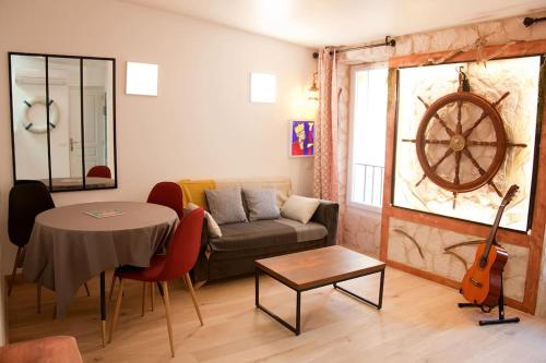 un salon avec un canapé et une table dans l'établissement Le Terre et Mer, à La Ciotat