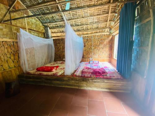 Una cama o camas en una habitación de Pù luông homestay Ngọc Dậu