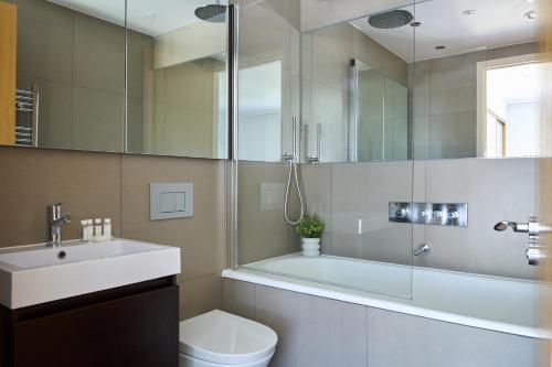 ein Bad mit einem Waschbecken, einem WC und einer Dusche in der Unterkunft Kew Bridge by Viridian Apartments in Kew Bridge