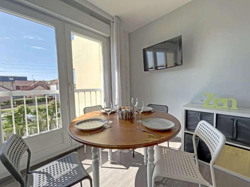 Studio 27m² proche mer avec balcon, parking et ascenseur - tout confort ! - FR-1-646-16