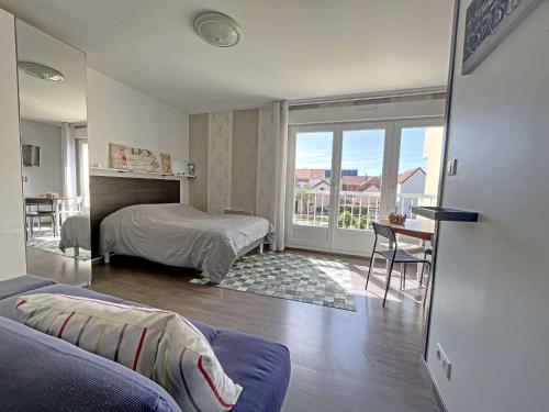 une chambre avec un lit et un balcon avec vue dans l'établissement Studio 27m² proche mer avec balcon, parking et ascenseur - tout confort ! - FR-1-646-16, à Berck-sur-Mer