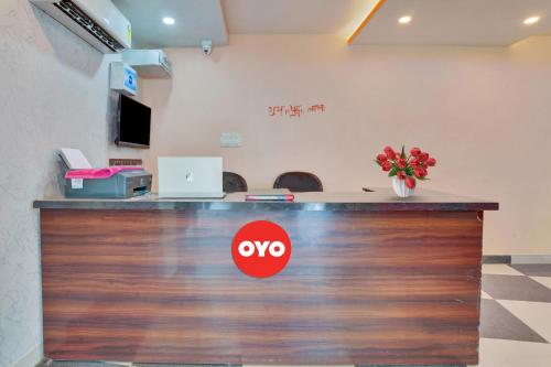 an xo sign on a counter in an office at Super OYO Flagship Hotel Relax Rainbow in Gulzārbāgh