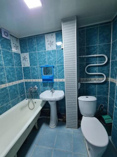 y baño con aseo, bañera y lavamanos. en уютная квартира, en Shymkent