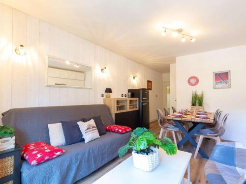un salon avec un canapé et une table dans l'établissement Appartement idéal pour 6 personnes, avec terrase de 24m², proche téléphérique et commerces - FR-1-296-459, à Saint-Lary-Soulan