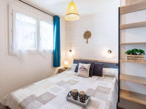 ein Schlafzimmer mit einem Bett und einem Tablett darauf in der Unterkunft Appartement idéal pour 6 personnes, avec terrase de 24m², proche téléphérique et commerces - FR-1-296-459 in Saint-Lary-Soulan