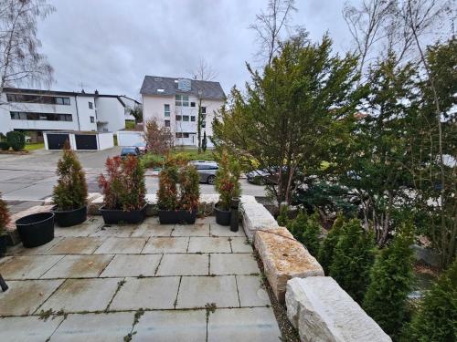 une cour avec des plantes en pot devant un bâtiment dans l'établissement schöne Wohnung am Georgenberg, à Reutlingen