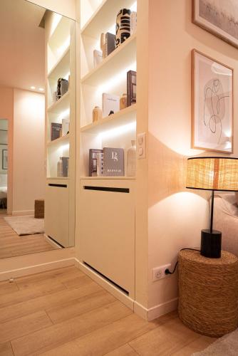 un couloir avec des étagères et une lampe dans une chambre dans l'établissement Amazing flat in champs elysées., à Paris