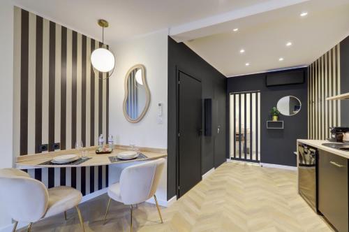 une cuisine et une salle à manger avec une table et des chaises dans l'établissement La Belle Toulouse - Métro - Parking - Arrivée autonome - Climatisation, à Toulouse