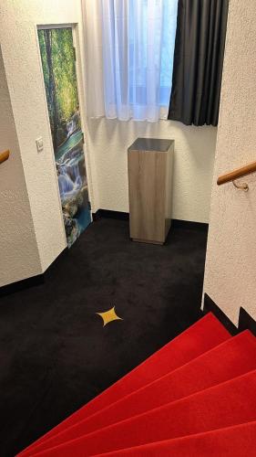 a room with a red carpet and a red rug at Weißes Haus in Plauen