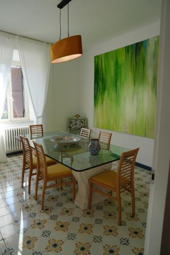 a dining room with a table and chairs at "Le Caraffe" Alatri - Alloggio per uso turistico in Alatri