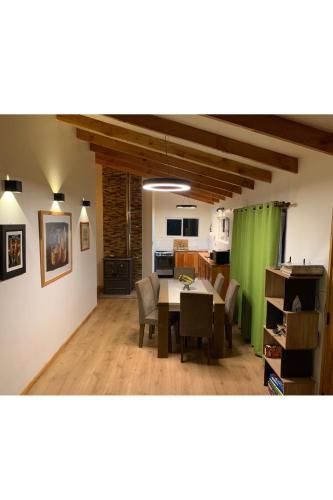 a kitchen and dining room with a table and chairs at El Tambo del Anakiri in Los Muermos