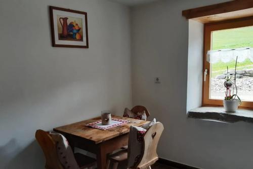 - une table et des chaises dans une chambre avec fenêtre dans l'établissement Landhaus Altes Bauernhaus, à Moso in Passiria