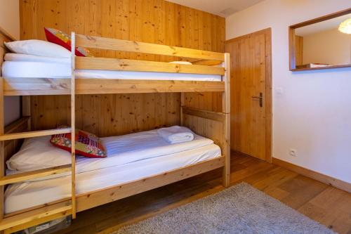 une chambre avec deux lits superposés dans l'établissement Chalet Union - Chamonix All Year, à Chamonix-Mont-Blanc