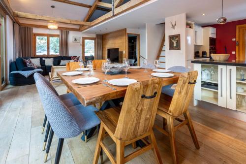 une cuisine et une salle à manger avec une table et des chaises en bois dans l'établissement Chalet Union - Chamonix All Year, à Chamonix-Mont-Blanc