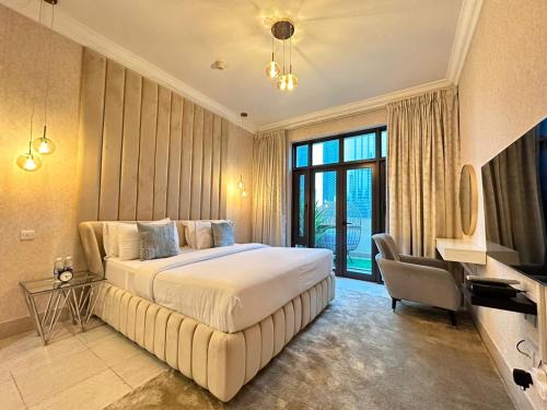 ein Schlafzimmer mit einem großen Bett und einem großen Fenster in der Unterkunft Durrani Homes - Heaven On Earth- Burj Khalifa Fireworks in Dubai