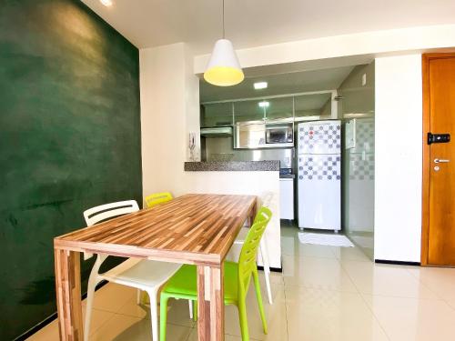 a kitchen and dining room with a wooden table and chairs at Condomínio Zaragoza no Parque Del Sol in Fortaleza