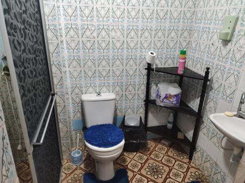 uma casa de banho com um WC e um lavatório em Casa no centro da cidade em São Luís
