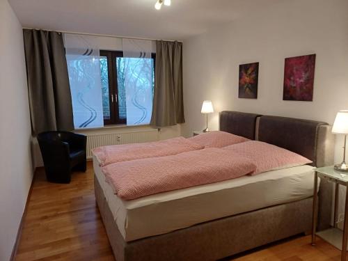Un dormitorio con una cama grande y una ventana en Appartement-Residenz Suite 10, en Bad Salzuflen