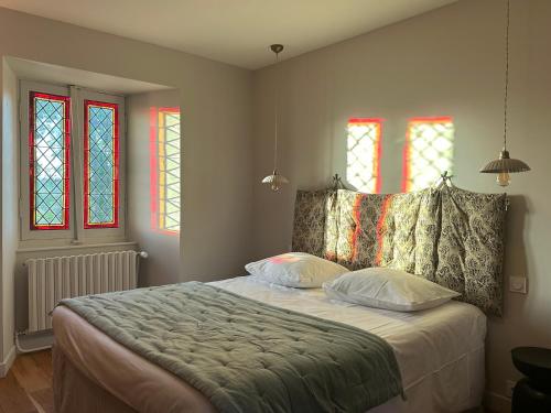 Uma cama ou camas num quarto em Le Manoir du Rigouneix au coeur de la nature, calme-sauna-dîner maison