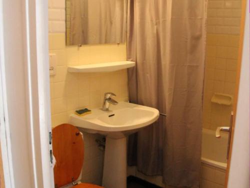 ル・グラン・ボルナンにあるAppartement Le Grand-Bornand, 1 pièce, 4 personnes - FR-1-241-24のバスルーム(洗面台、トイレ、シャワー付)