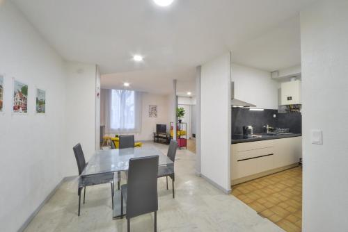 une cuisine et une salle à manger avec une table et des chaises dans l'établissement L'Appart de Mimie - Proche des Marais de Bourges, à Bourges