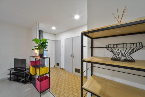 une chambre avec une étagère et des boîtes colorées dans l'établissement L'Appart de Mimie - Proche des Marais de Bourges, à Bourges