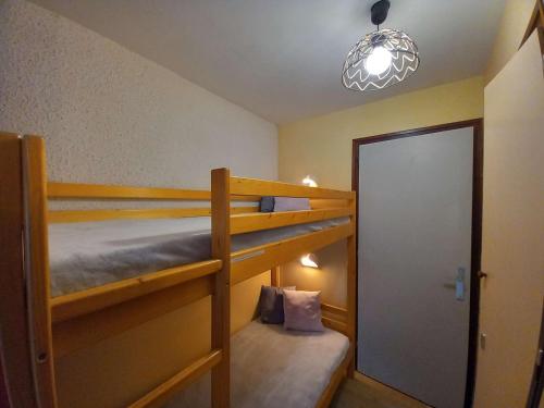 ル・グラン・ボルナンにあるAppartement Le Grand-Bornand, 1 pièce, 4 personnes - FR-1-241-29の二段ベッド2台とドアが備わる二段ベッドルーム1室を利用します。