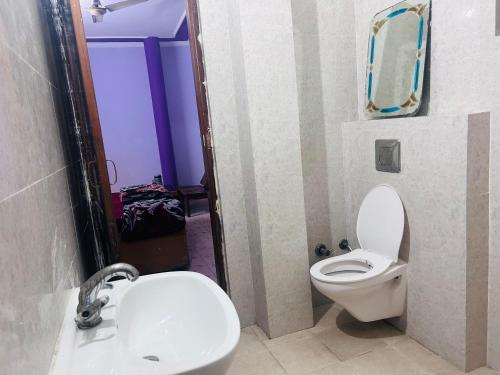 y baño con aseo y lavamanos. en Sunrise hotel, en Jalandhar