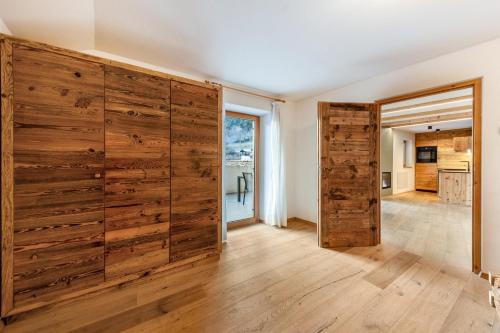 a large wooden wall in a room with a kitchen at Naturoase Stegerhof Apt Ringelblume in Trodena