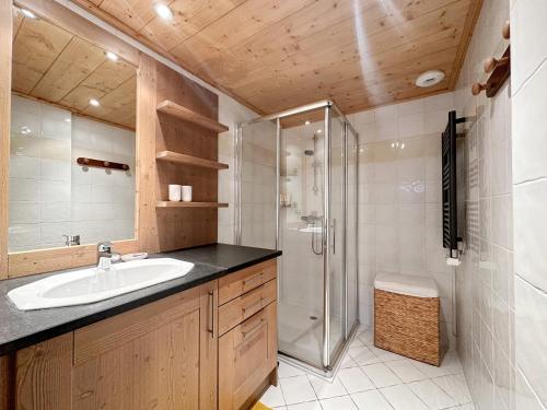 une salle de bain avec un lavabo et une douche dans l'établissement Duplex spacieux avec terrasse, piscine couverte et cheminée à Samoëns - FR-1-624-9, à Samoëns