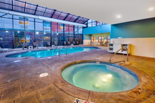 Bazén v ubytování Holiday Inn Express Absecon-Atlantic City Area by IHG nebo v jeho okolí