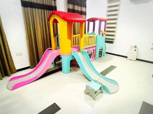 - un train de jouets sur une aire de jeux dans une chambre dans l'établissement Maxwell Merpati Taiping Homestay, à Kamunting