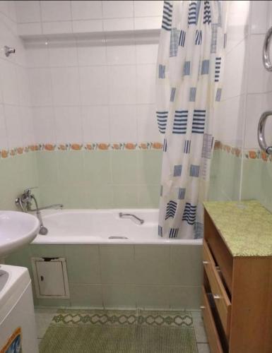 bagno con vasca e tenda doccia di Однокомнатная квартира в центре города, Панфилова 80, Алматы a Almaty