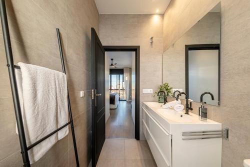 Ένα μπάνιο στο ISG Apartments Modern atticpool at the CathedralFree parking