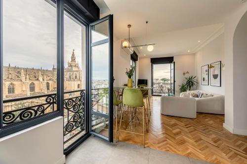 - un salon avec vue sur un bâtiment dans l'établissement The most Exclusive apartment in Sevillaparking, à Séville