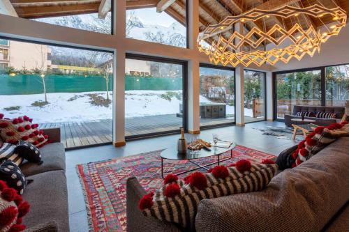 un salon avec deux canapés et une table dans l'établissement Chalet Gloribel, à Chamonix-Mont-Blanc