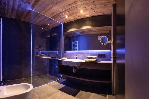 een badkamer met een wastafel, een toilet en een spiegel bij Köfele Lodge Agnes in Parcines