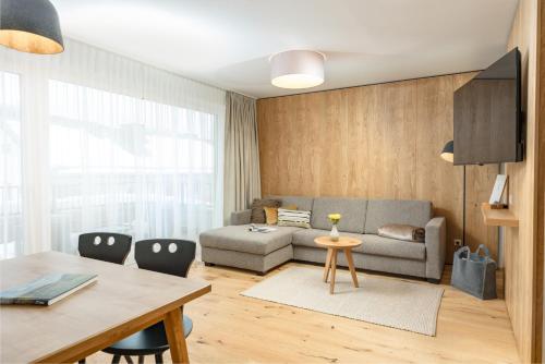 Aparthotel Ursprung في سخلادميخ: غرفة معيشة مع أريكة وطاولة