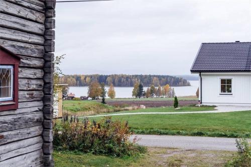 une maison avec vue sur un lac dans l'établissement Lyxig oas med modern elegans, à Mora