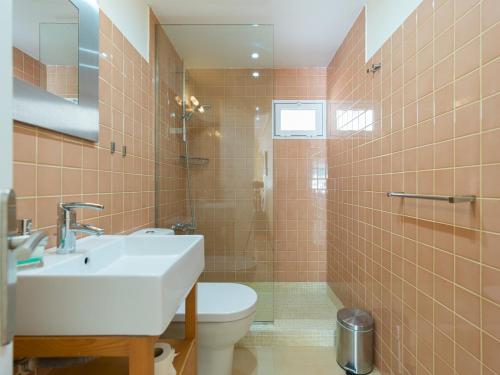 A bathroom at Lovely Peaceful Home By CanariasGetaway