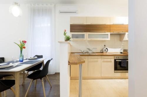 Kazinczy 3 Jewish HQ Bedroom + Living with Balcony 1075 Budapest, 3 Kazinczy utca kép - 3