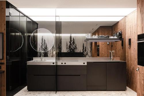 een badkamer met een wastafel en een douche bij LOFT 27 Saalbach in Saalbach Hinterglemm